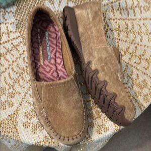 Skechers Tan Suede Moccasins with Classic Stitching Size 7.5